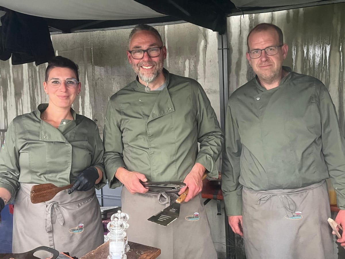 Cateringteam von Unter der Burg in Kochjacken am Grillstand