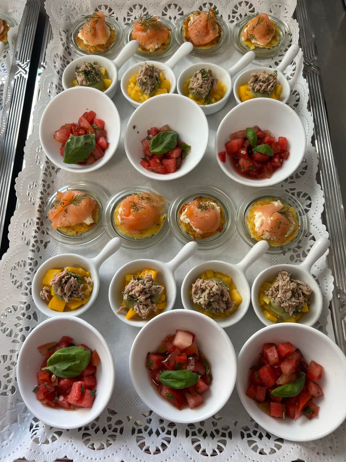 Fingerfood-Canapés mit Räucherlachs und Tomaten-Salsa für ein Firmenevent