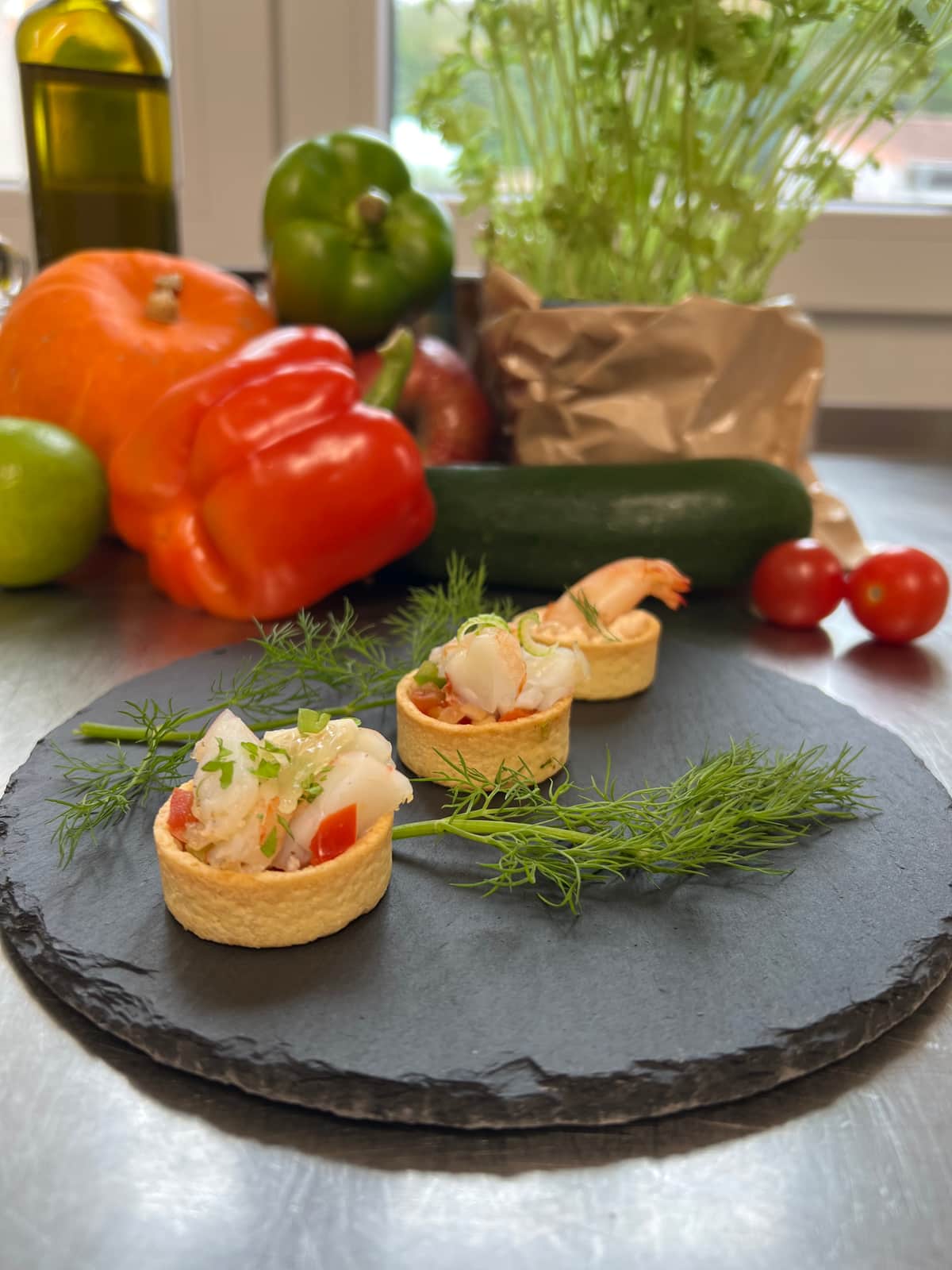 Feine Garnelen-Tartelettes mit Dill als Vorspeise auf Schieferplatte